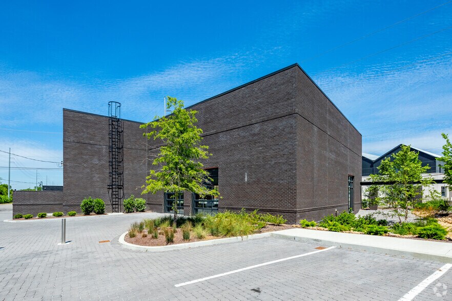 More Photos Of 4801 Centennial Blvd, Nashville General Retail For Lease