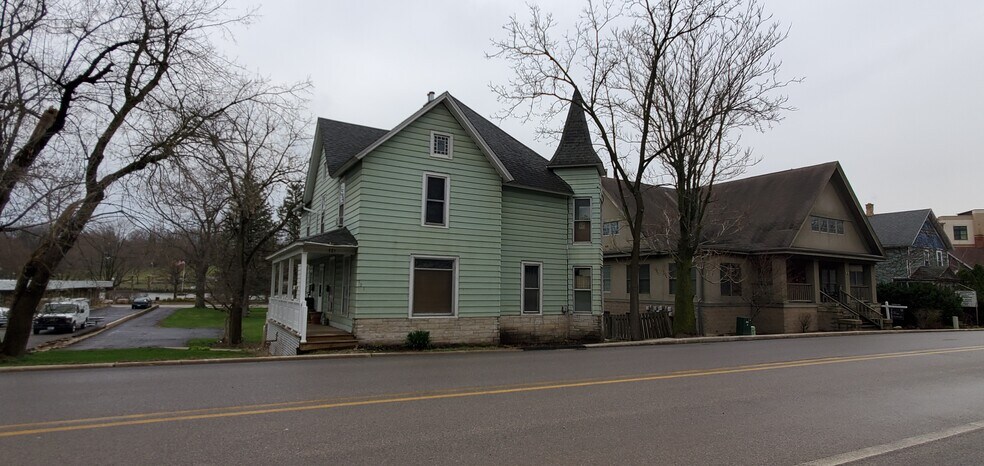 More Photos Of 121 N Main St, Algonquin Apartments For Sale