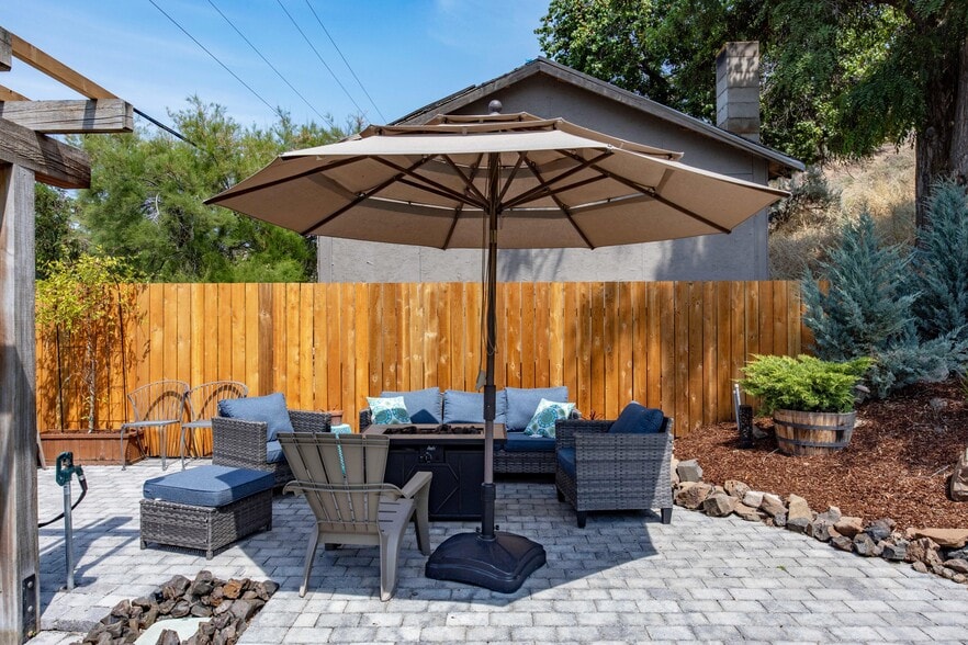 More Photos Of 210 Hartman Ave, Maupin Hotel For Sale