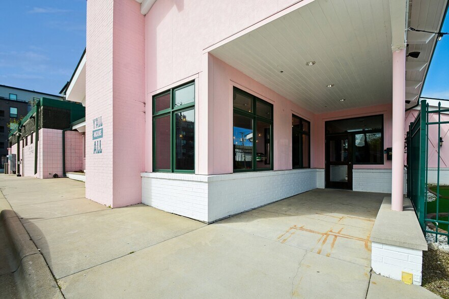 More Photos Of 2501 & 2519 Marshall St NE, Minneapolis Restaurant For Lease