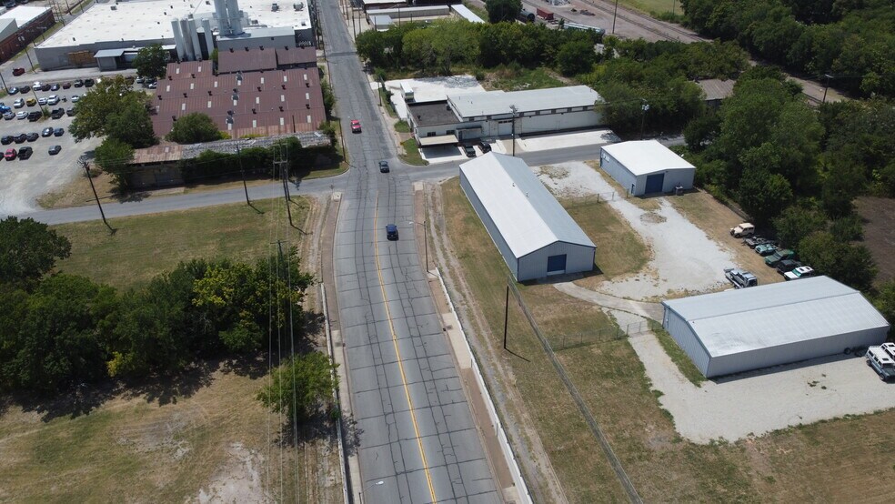 More Photos Of 309 N East St, Sherman Warehouse For Lease
