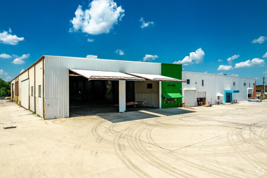 More Photos Of 3003-3015 Aniol St, San Antonio Service For Lease