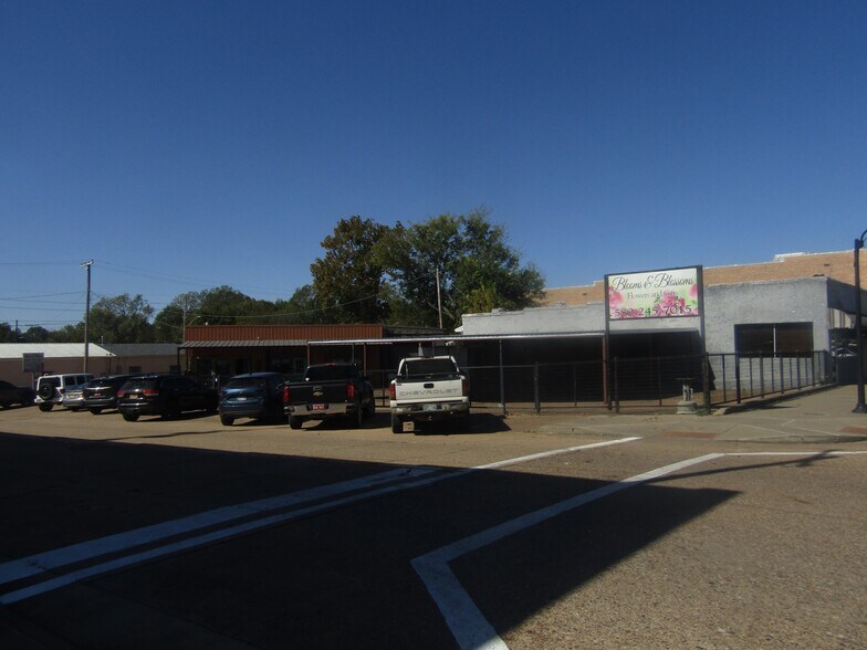More Photos Of 9 NW Martin Luther King Ave, Idabel General Retail For Sale