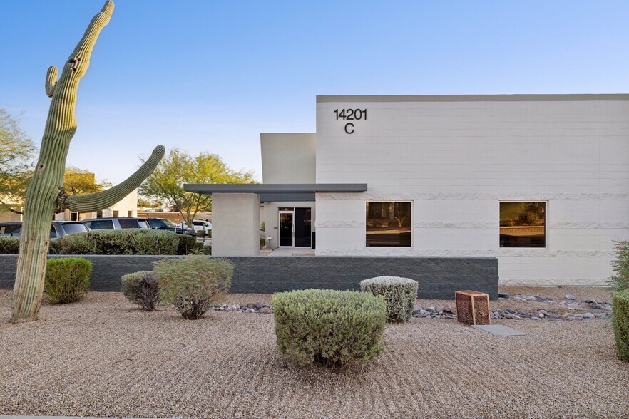 More Photos Of 14201 N Hayden Rd, Scottsdale Light Distribution For Sale