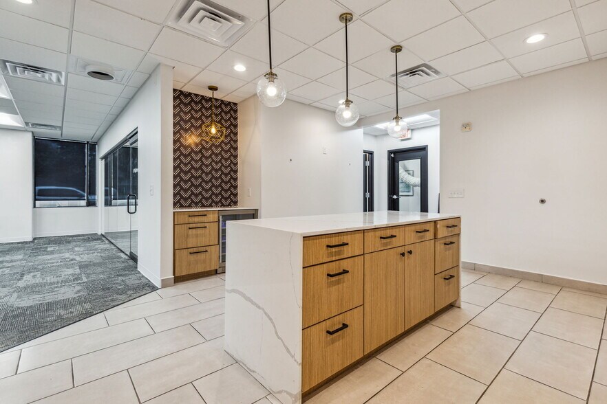 More Photos Of 5477 Glen Lakes Dr, Dallas Medical For Lease