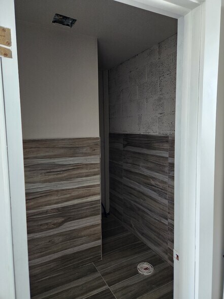 More Photos Of 13507 Auburn St, Detroit Truck Terminal For Lease