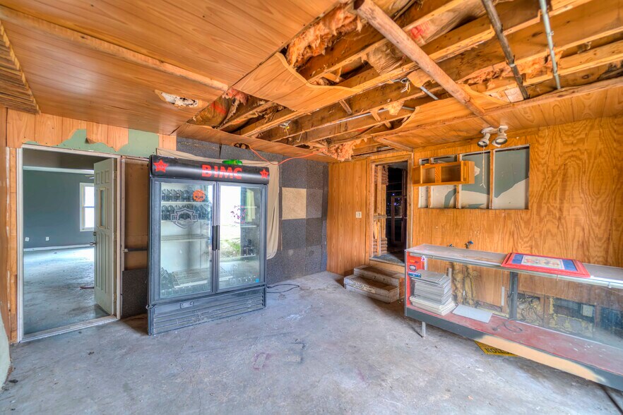 More Photos Of 1011 Lansing Ave, Jackson Storefront For Sale