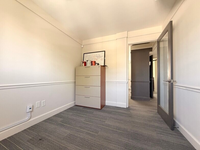 More Photos Of 1125 E Morehead St, Charlotte Office For Lease