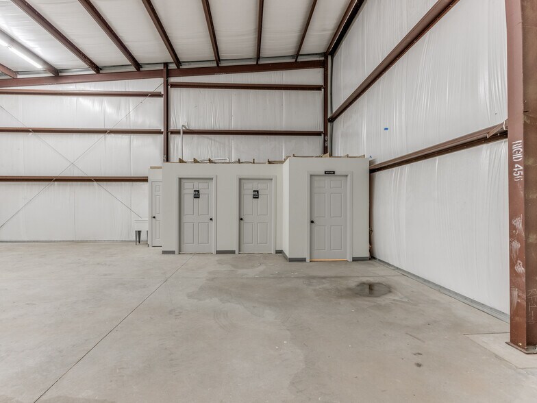 More Photos Of 18608 NE 23rd St, Harrah Light Distribution For Lease