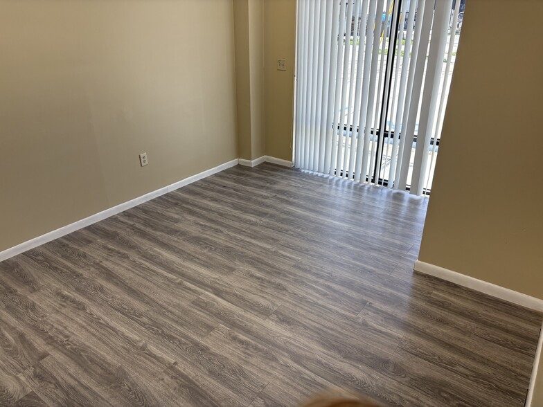 More Photos Of 735 Commerce Cir, Longwood Warehouse For Lease