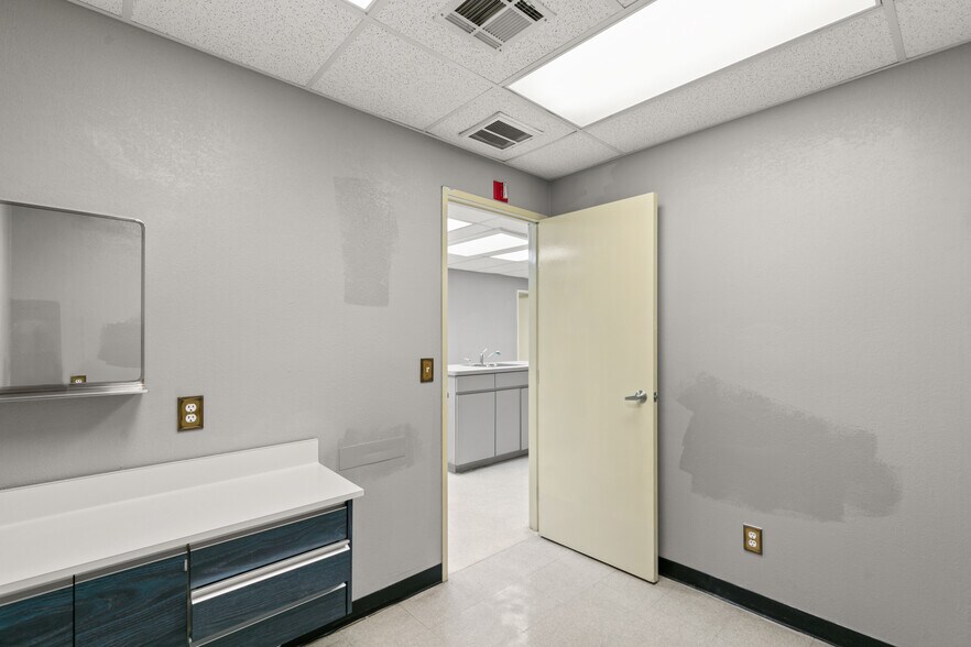 More Photos Of 872 E Sahara Ave, Las Vegas Medical For Lease