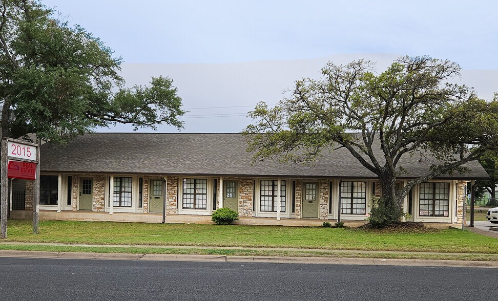 More Photos Of 2015 Monarch Dr, Austin Medical For Sale