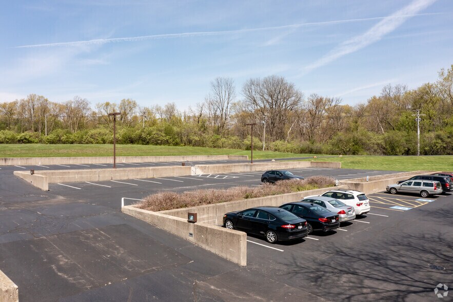 More Photos Of 2000 S Batavia Ave, Geneva Office For Lease