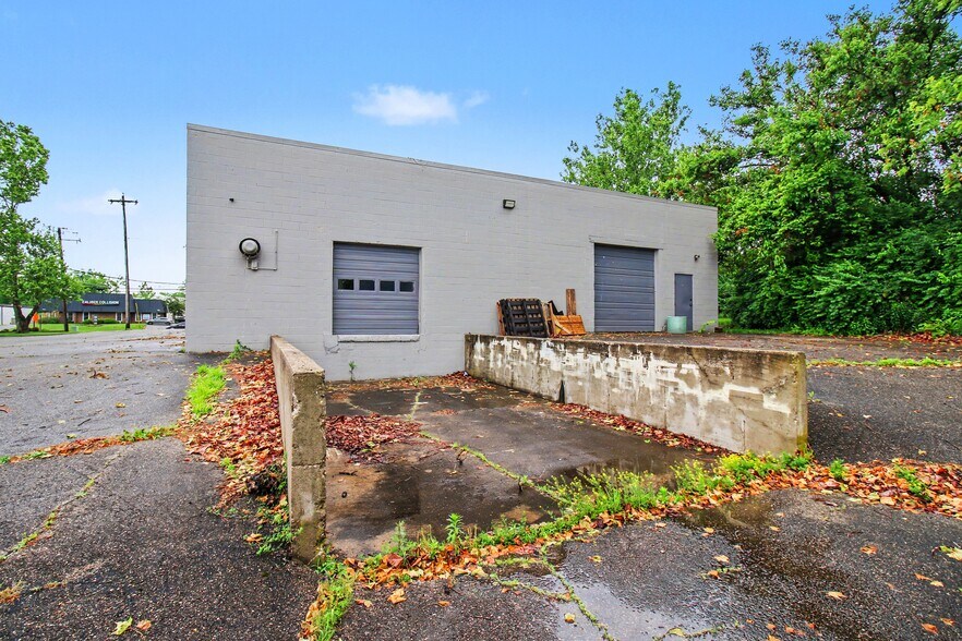 More Photos Of 600 Northland Blvd, Forest Park Warehouse For Sale