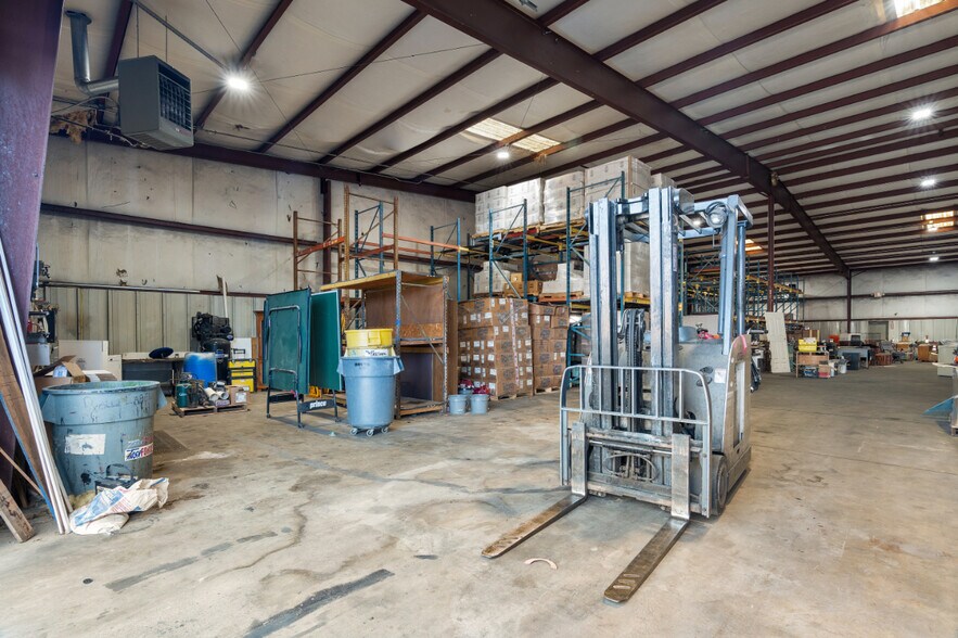 More Photos Of 2078 Ford Ave, Springdale Warehouse For Lease