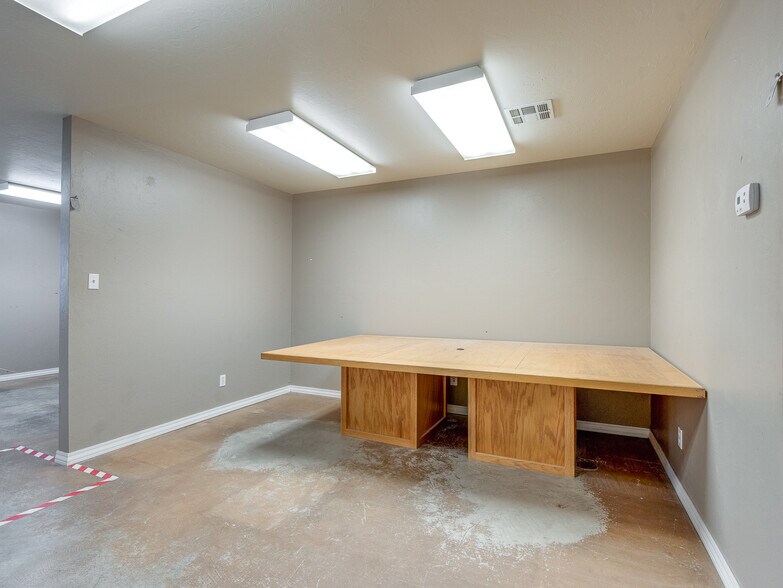 More Photos Of 122 N Hickory, Roff Flex For Sale