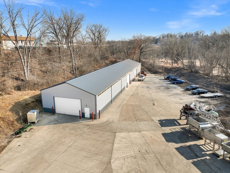 More Photos Of 1000 Century Cir, Dubuque Flex For Lease