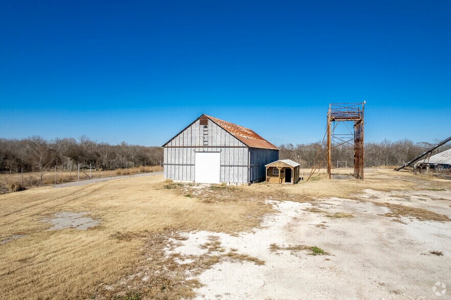 More Photos Of 205 E Dailey St, Kenedy Warehouse For Sale