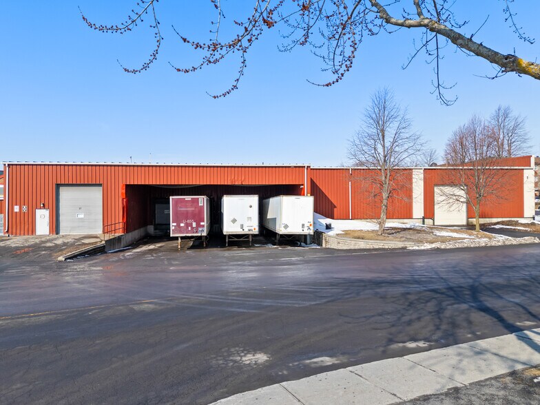 Primary Photo Of 314 Av 4E, Saint-jean-sur-richelieu Distribution For Lease