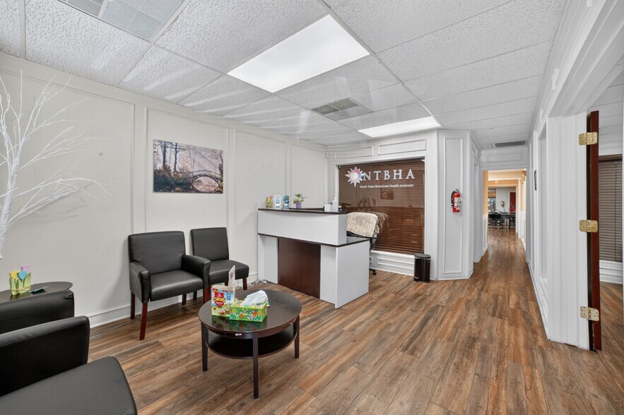 More Photos Of 108-110 W Grove St, Kaufman Office For Lease