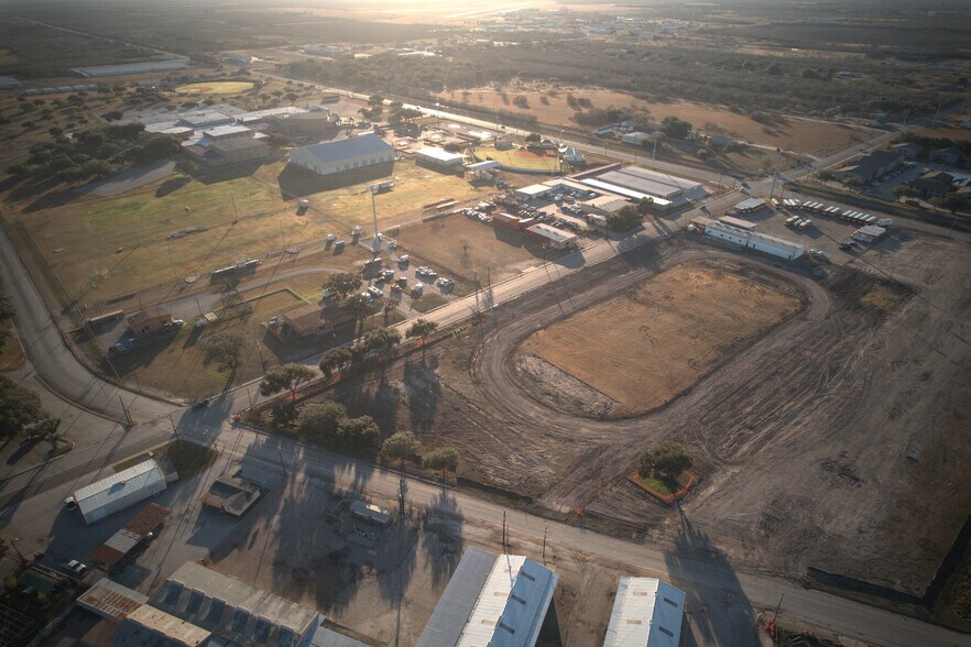 More Photos Of 150 Stadium Dr, Alice Land For Lease