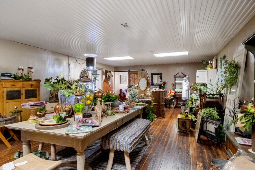 More Photos Of 122 E Cranston Ave, Fowler Flex For Sale