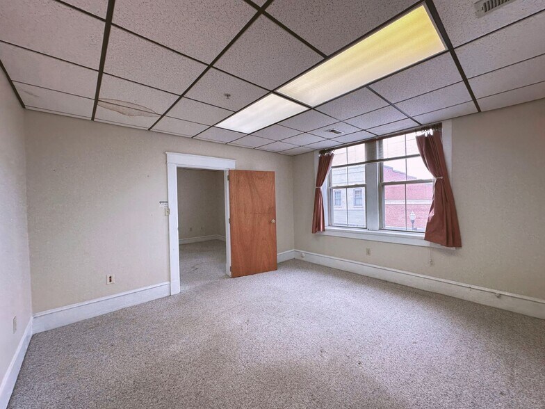 More Photos Of 104-110 S Hill Ave, South Hill Office Residential For Lease
