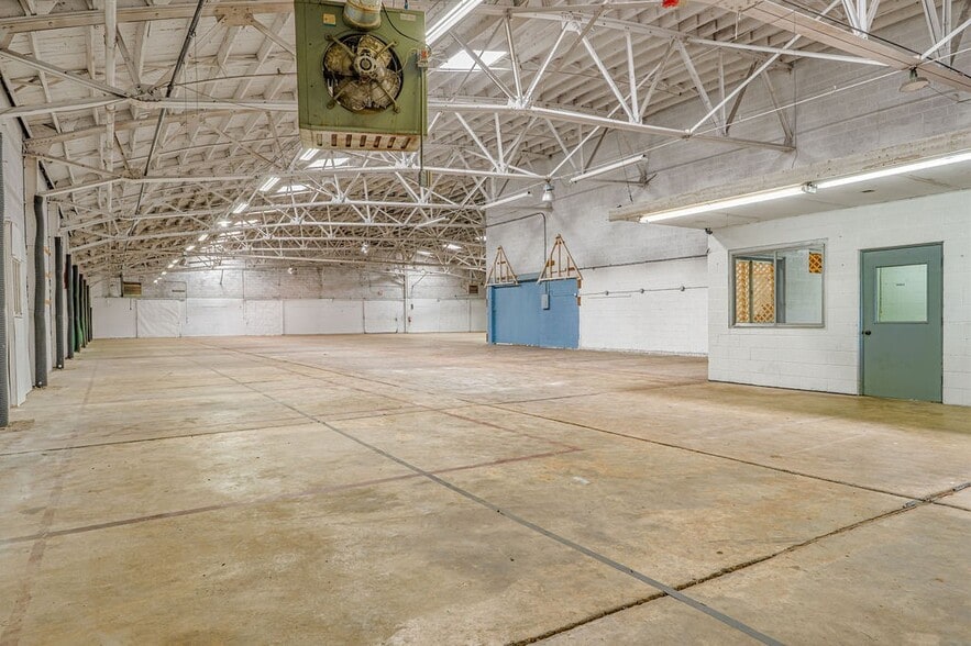 More Photos Of 1214 College St, Clarksville Warehouse For Lease