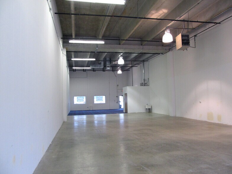 More Photos Of 731 N 17th St, St Charles Light Distribution For Lease
