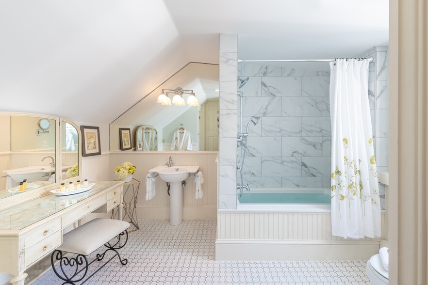 More Photos Of 308 Old Main St, South Yarmouth Hospitality For Sale