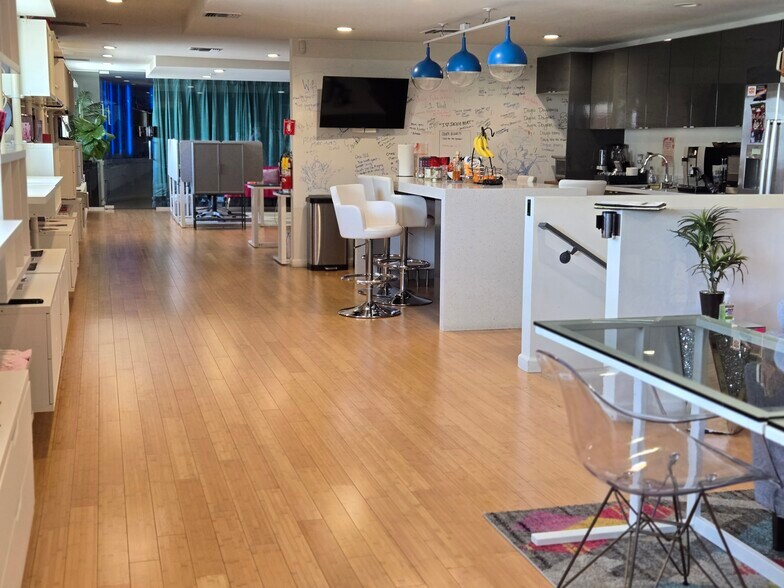 More Photos Of 2201 N Hollywood Way, Burbank Showroom For Lease
