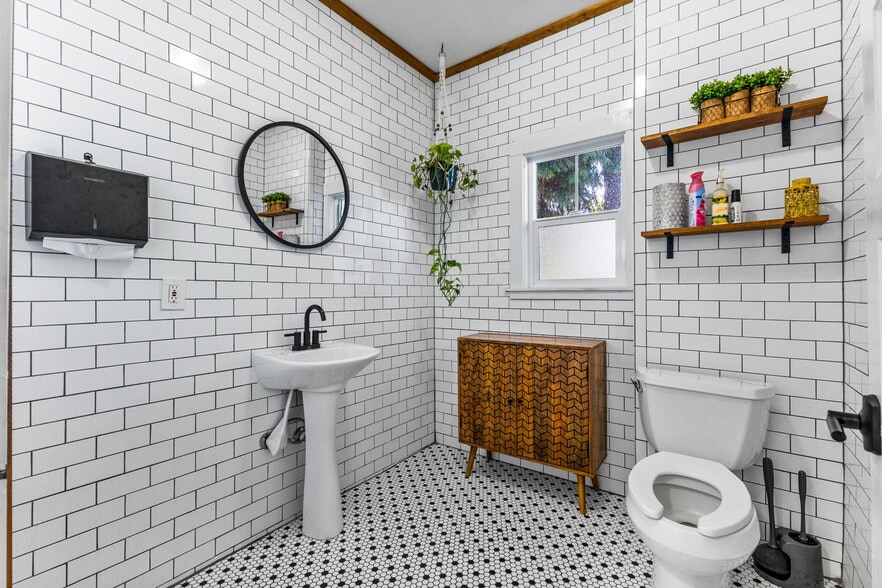 More Photos Of 765 Liberty St SE, Salem Freestanding For Sale