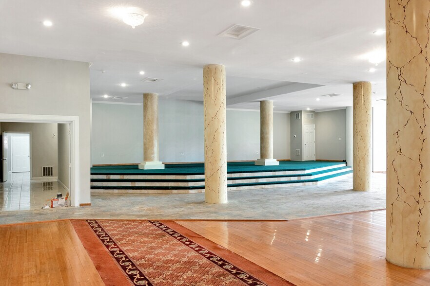 More Photos Of 2613 W Hunting Park Ave, Philadelphia Light Distribution For Lease