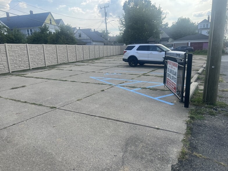 More Photos Of 2460 Florian St, Hamtramck Office For Sale