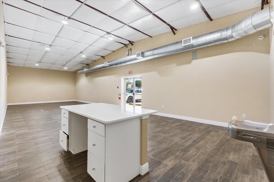 More Photos Of 1818 Greenleaf Ln, Leesburg Warehouse For Lease