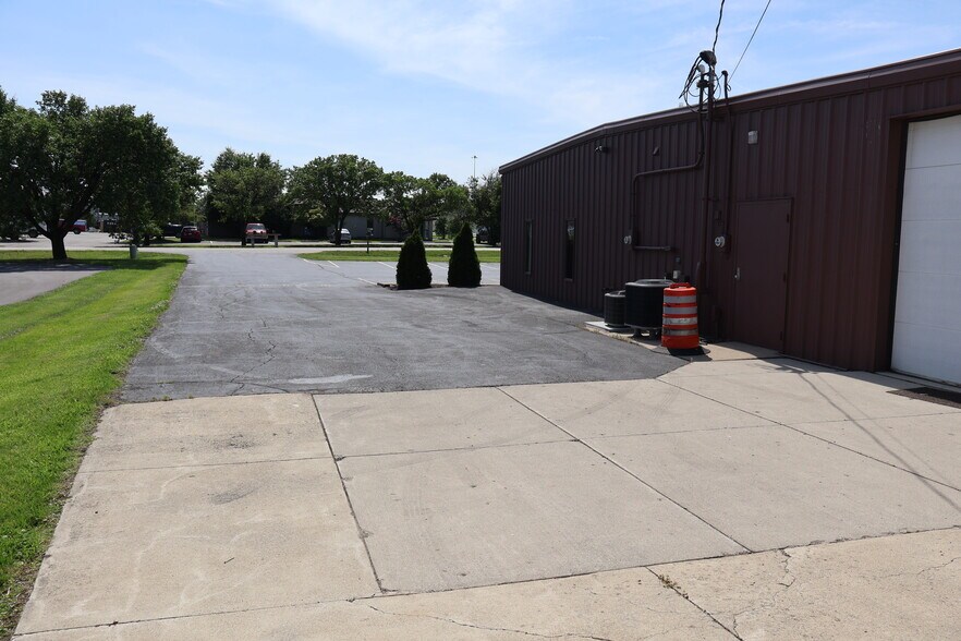 More Photos Of 6110 Enterprise Pky, Grove City Flex For Lease