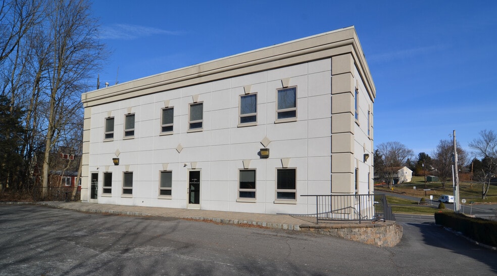 More Photos Of 107 W Main St, Clinton Office For Lease