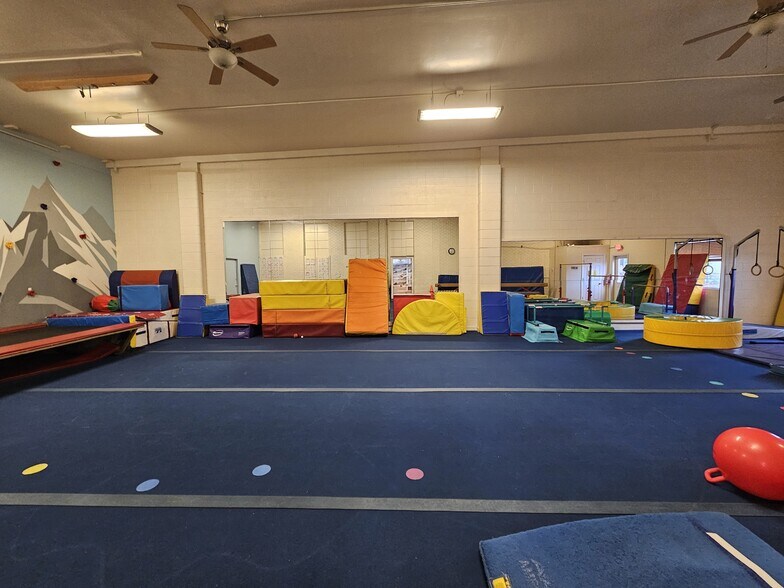 More Photos Of 815 N 1st Ave, Great Falls Auto Dealership For Lease