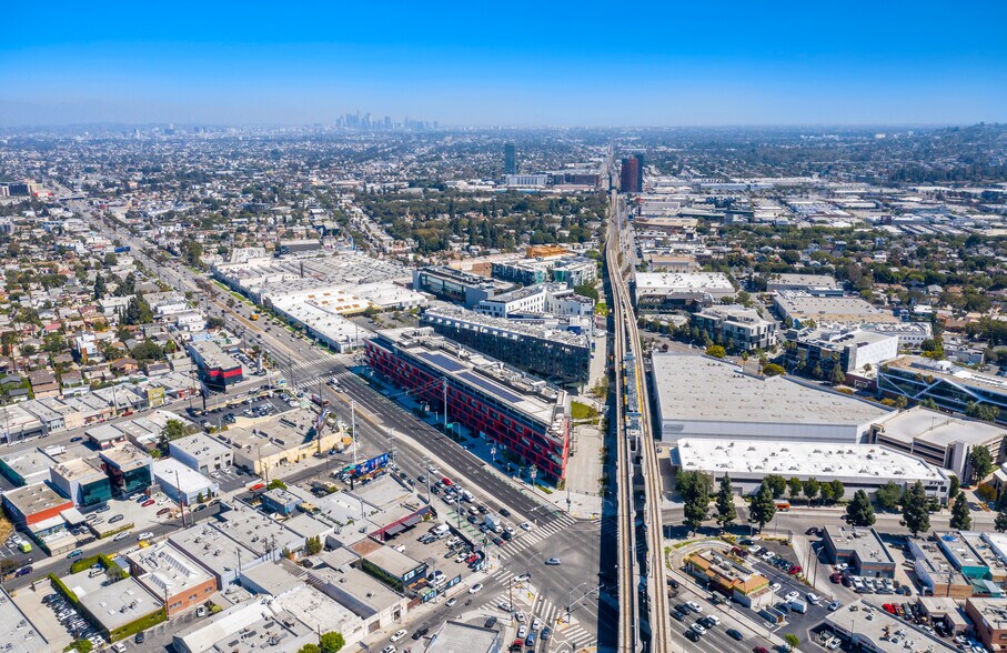 More Photos Of 8900 Venice Blvd, Culver City General Retail For Sale