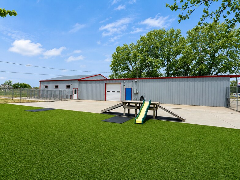 More Photos Of 911 W 1st St, Mcpherson Industrial For Sale