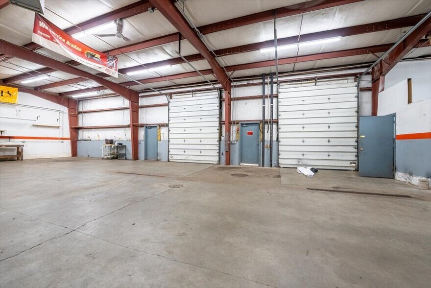 More Photos Of 31 Saint Jacques Ave, Agawam Service For Lease