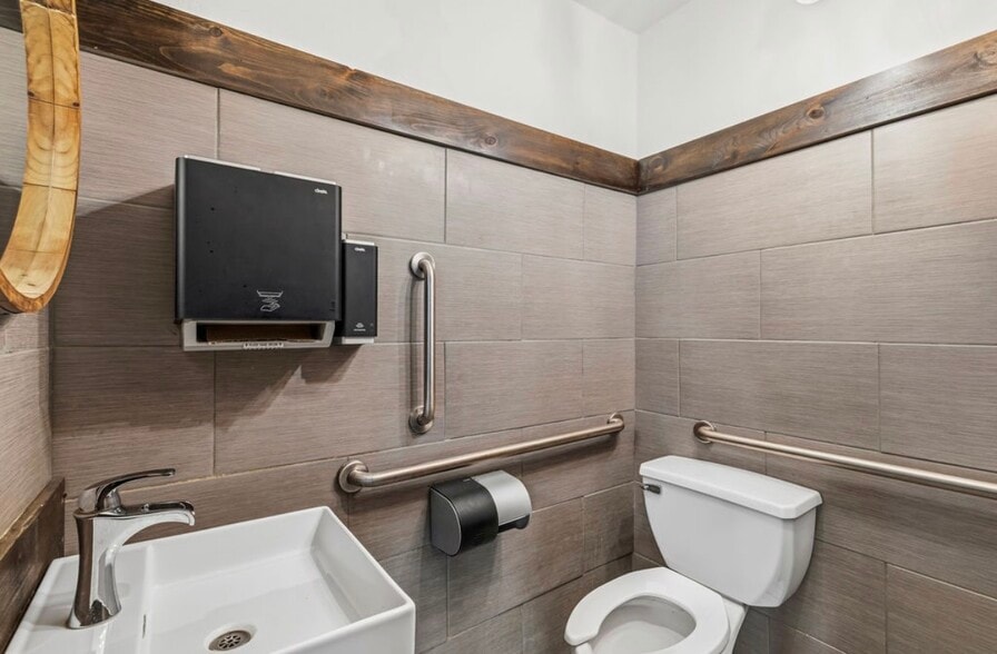 More Photos Of 810 Center St, Lewiston Restaurant For Sale