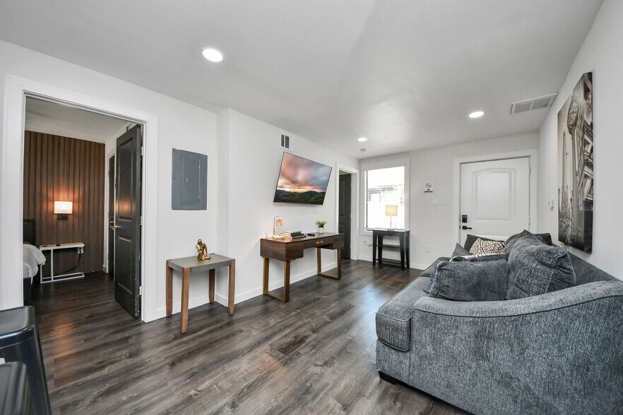 More Photos Of 2620 Arbor St, Houston Apartments For Sale