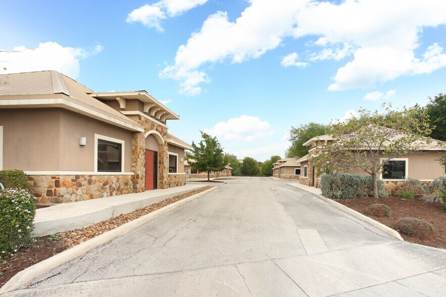 More Photos Of 8860 Oakland Rd, San Antonio Office For Sale
