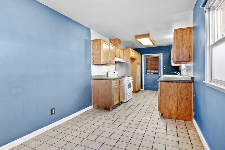 More Photos Of 2114 W Magnolia Blvd, Burbank Storefront For Sale