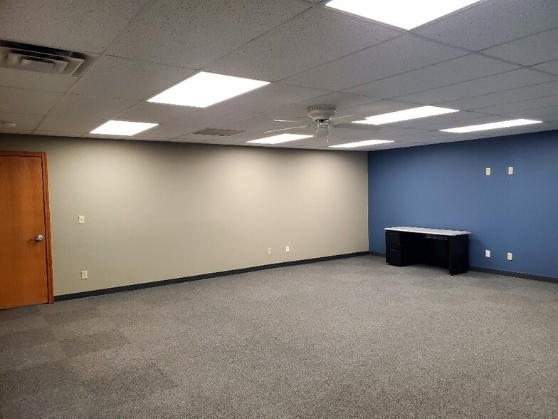 More Photos Of 300 Legacy Plz W, La Porte Medical For Lease