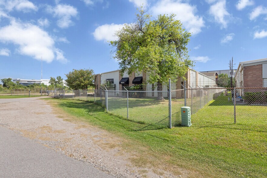 More Photos Of 9834 Windmill Park Ln, Houston Warehouse For Sale
