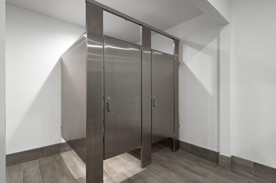More Photos Of 800 E Dyer Rd, Santa Ana Showroom For Lease