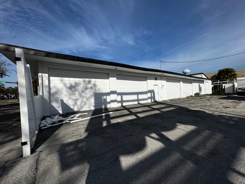 More Photos Of 6631-6633 Gateway Ave, Sarasota Self Storage For Lease