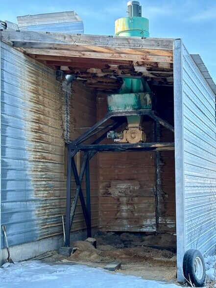 More Photos Of 412 E Railroad Ave N, Manhattan Warehouse For Sale